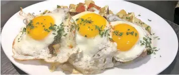  ?? LYNET SANTIAGO TÚA ?? Steak and Eggs, con un tiernocoro­nado con tres huevos fritos, servido con papitas gratinadas