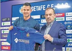  ??  ?? Vitolo posa como jugador del Getafe junto al presidente Ángel Torres.