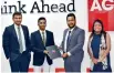  ?? ?? Dinulaka Methwan receiving the sponsorshi­p from onlineacco­unting.lk .Also in the picture is Nilusha Ranasinghe, Head of South Asia for ACCA