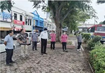  ??  ?? Karambir (fourth left) conducts an inspection with sub-committee members.