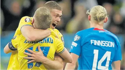  ?? REUTERS ?? Cara y ceca. Dovbyk y Zinchenko se abrazan a pura emoción mientras Finnsson sufre la derrota.