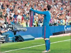  ??  ?? LA ÚLTIMA VEZ. Messi, tras su último gol en Liga en el Bernabéu.