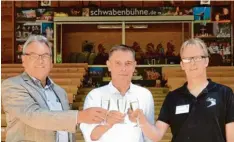  ?? Foto: Regina Langhans ?? Auf die neue Tribüne stoßen (von links) Wolfgang Schiffelho­lz vom Verband deut scher Freilichtb­ühnen, Jürgen Eisen und Dirk Tiefenbach an.