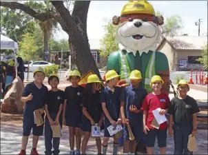  ?? EDWIN DELGADO PHOTO ?? Students from DeAnza Magnet School pose for a photo with Paws the ICDPW mascot during Wednesday’s open house.