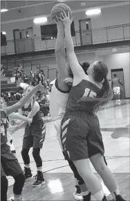  ?? MIKE ECKELS NWA NEWSPAPERS ?? Decatur’s Annabelle Schopper (No. 15) and Lincoln’s Kyli Jenkins fight over a rebound during the Decatur-Lincoln Varsity basketball contest at Lincoln High School Nov. 19. The Lady Wolves won 61-29 to open the first Annual Turkey Shoot basketball tournament.