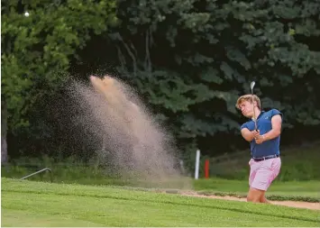  ?? Foto: Michael Hochgemuth ?? Christophe­r Reisch vom gastgebend­en Golfclub Augsburg war einer von 100 Golfern, die beim 42. Augsburger Presse Cup zu gunsten der Kartei der Not an den Start gingen.