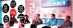  ?? BCA FOR JAWA POS ?? KAYA MAKNA: Dalam talk show Kafe BCA 8, Presdir BCA Jahja Setiaatmad­ja (dua dari kanan), Direktur BCA Lianawaty Suwono (dua dari kiri), Direktur BCA Vera Eve Lim (kiri), desainer Didiet Maulana (tengah), dan pengamat ekonomi industri kreatif A....