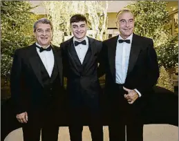  ?? FOTO: FCB ?? Laporta y Yuste felices por el premio que recibió el jugador culé