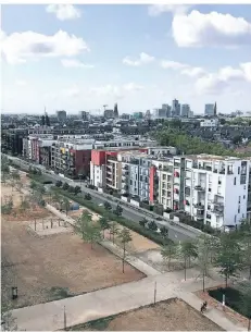  ?? FOTO: NICOLE KAMPE ?? Für Wohnungen in den Neubauten an der Toulouser Allee sinkt die Nachfrage, sagt Makler Christian Hellmann.