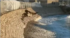  ?? (DR) ?? Une première à Cap-d’Ail : le mur perré de la plage Marquet s’est effondré.