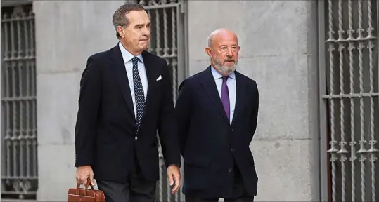  ?? EFE ?? El expresiden­te del Banco Popular, Emilio Saracho (d.), junto a su abogado, José María Alonso, a la entrada de la Audiencia Nacional.