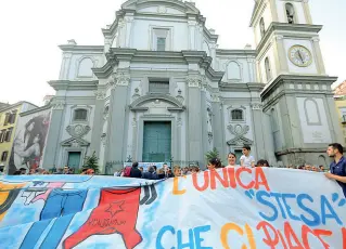  ??  ?? Protesta Un corteo con striscioni per dire no alla violenza e ai clan nel rione Sanità