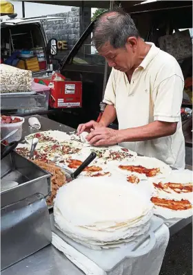  ?? — ABIRAMI DURAI/The Star ?? Yeoh has been making popiah for over 40 years, using a 72-year-old recipe he inherited from his father.