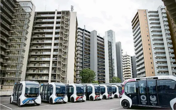  ?? BEHROUZ MEHRI / AFP ?? Una flota de minibusos esperava els esportiste­s ahir a la vila olímpica de Tòquio