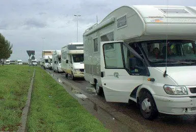  ??  ?? Camper Una carovana sulla strada verso il mare. LA questione è al centro dello scontro