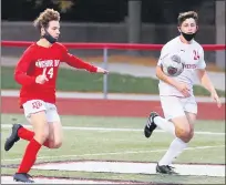  ?? GEORGE SPITERI — FOR MEDIANEWS GROUP ?? Tanner Hodgson, left, of Anchor Bay and Jacob Corless of Chippewa Valley pursue the ball during a Division 1district match Wednesday. Anchor Bay won 5-0.