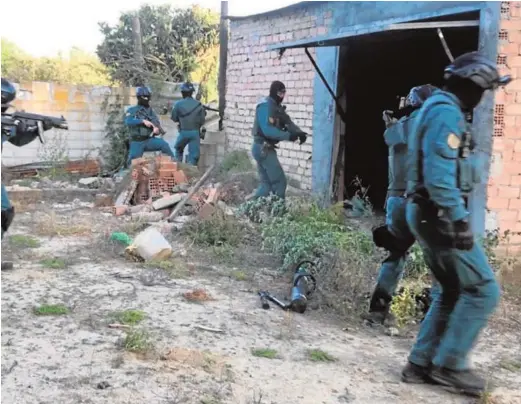  ?? // FOTOS: ABC ?? Sobre estás líneas, los agentes del GAR de la Guardia Civil entrando en una ‘guardería’ de la droga en Palmones. A la izquierda, al asalto de ‘Villa Narco’ y abajo, en una detención en una vivienda del clan de ‘los Pantoja’