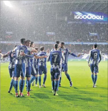  ??  ?? LLUVIA DE PUNTOS. El Depor sumó el sábado tres puntos más en Riazor al derrotar0 a Osasuna (2-0).