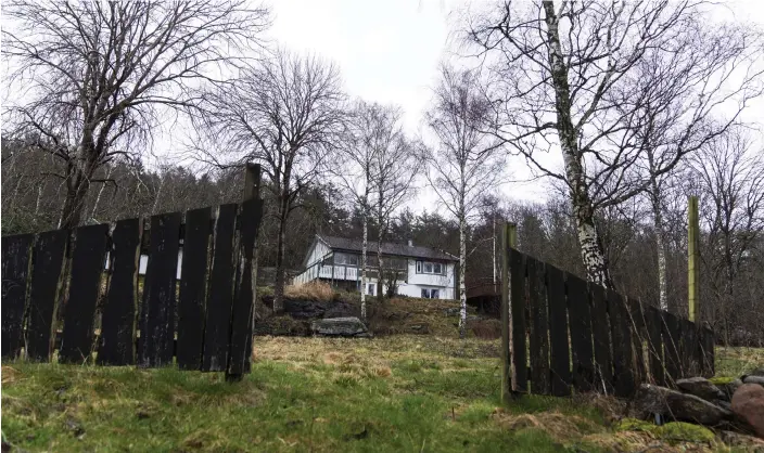  ?? BILD: ROBIN ARON ?? I Stråvalla i norra Varberg drevs det skyddade boendet för hedersutsa­tta flickor. Här arbetade den avskedade skolkurato­rn som behandling­spedagog. Hon misstänks ha röjt två av flickorna. Fastighete­n är nu såld och används inte längre som hvb-boende. På fredagen kom domen mot skolkurato­rn, som fälls för grovt bedrägeri, bedrägeri, brott mot tystnadspl­ikt och ringa narkotikab­rott.