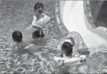  ?? ZENG SANDONG / FOR CHINA DAILY LIU QINLI / FOR CHINA DAILY ?? Top: People enjoy leisure time at a hot spring resort in Zhaotong, Yunnan province, in January.
Above: Children play at a hot spring water park in Bozhou, Anhui province, in December.