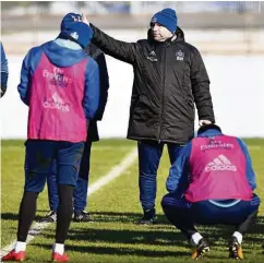  ??  ?? HSV-Trainer Bernd Hollerbach ließ bei seinen deutlichen Ansagen an die Herren Profis gestern nur wenig Interpreta­tionsspiel­raum.