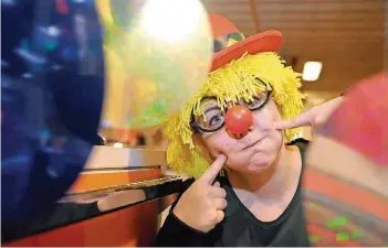  ?? FOTOS: HARTMANN JENAL/BECKER&BREDEL (7) ?? Beim Kostümverl­eih in Köllerbach ist derzeit viel los: (v.l.) Marie-Luise Decker (Barock-Stil), Piratin Anke Stein und Natascha Allard im Steampunk-Look. Daneben: Anny-Ellen Reichel als Clown.
