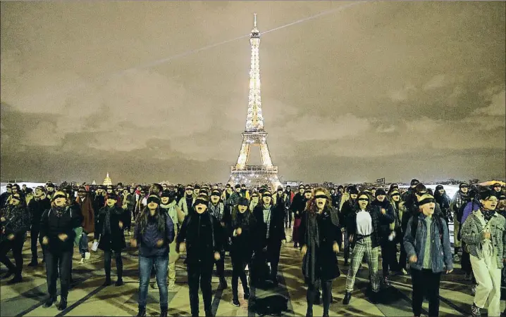  ?? GEOFFROY VAN DER HASSELT / AFP ?? En un acte organitzat pel col·lectiu feminista #NousToutes, dones franceses represente­n i canten Un violador al teu camí amb la torre Eiffel de fons