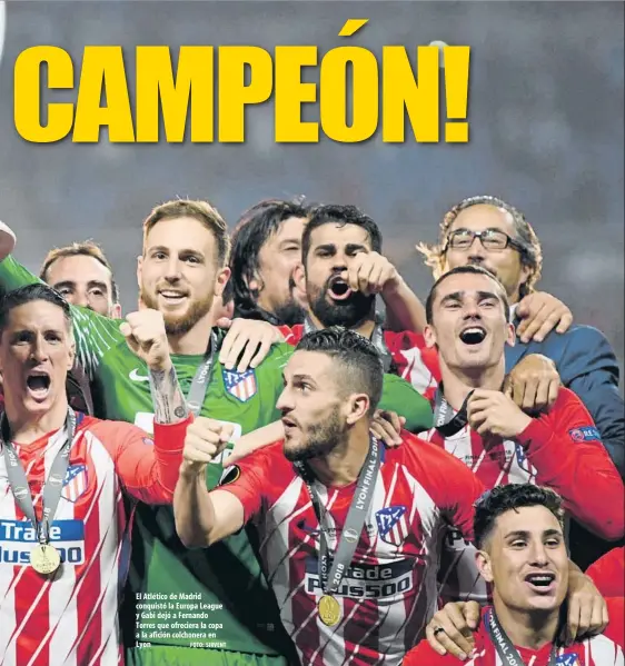  ?? FOTO: SIRVENT ?? El Atlético de Madrid conquistó la Europa League y Gabi dejó a Fernando Torres que ofreciera la copa a la afición colchonera en Lyon