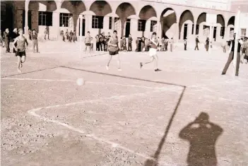  ??  ?? Akram Zaataris Arbeit „Photograph­er’s Imaginatio­n“von 2017 basiert auf einer Fotografie des Schulhofs von Makassed von Chafiq el Soussi (1950er Jahre).