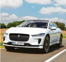  ?? Fotos: Jaguar ?? Der mit der Batterie: Der Jaguar I Pace kommt mit einer Akkuladung rund 400 Kilo meter weit.