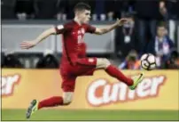  ?? MARCIO JOSE SANCHEZ — THE ASSOCIATED PRESS FILE ?? Christian Pulisic controls the ball during a World Cup qualifying match against Honduras.