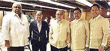  ??  ?? MVP (center) with (from left) Executive Secretary Salvador Medialdea; San Beda University Law Alumni Associatio­n (SBULAA) chairman, lawyer Avelino Cruz; San Beda University (SBU) rector-president Fr. Aloysius Maranan, OSB; and lawyer Mike Toledo.