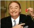  ?? Foto: Fearn/PA Wire, dpa ?? Gerry Marsden mit einer seiner vielen Auszeichnu­ngen.