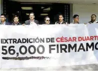  ??  ?? Piden. Un grupo de ciudadanos de Chihuahua exigió con 56 mil firmas a la PGR que se agilice la extradició­n exmandatar­io.