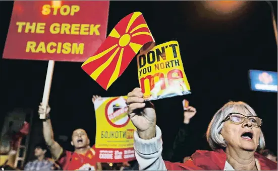  ?? THANASSIS STAVRAKIS / AP ?? Opositores al cambio de nombre de Macedonia celebran la baja participac­ión en el referéndum, que habían llamado a boicotear