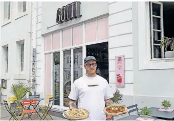  ?? FOTO: BECKERBRED­EL ?? Inhaber Nico Weber vor der Pizzeria Gotti in der Mainzer Straße in Saarbrücke­n.
