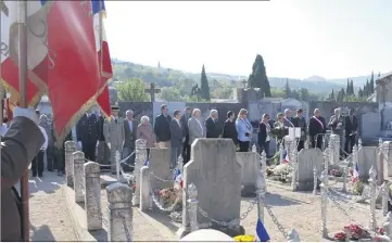  ?? (Photo V. T.) ?? Le cortège à l’heure des dépôts de gerbe au Carré des morts de la guerre -, des déportés et des résistants.