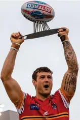  ?? REX ?? King of Canada: London Broncos’ Jay Pitts holds the trophy aloft