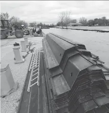  ?? JASON KRYK ?? Facca Incorporat­ed crews work in Lakeshore on Thursday as the municipali­ty looks to repair, replace and extend the steel sheet pile jetty that separates Lakeview Park West Beach from the Belle River. The $1.4-million, 150-metre-long pier is expected to...