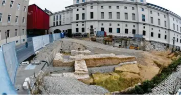  ?? Foto: Silvio Wyszengrad ?? Die Reste der Stadtmauer am Theater werden auch in Zukunft sichtbar bleiben.