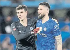  ?? FOTO: EFE ?? Kepa junto al delantero Giroud, tras eliminar al Liverpool en la FA Cup (2-0)