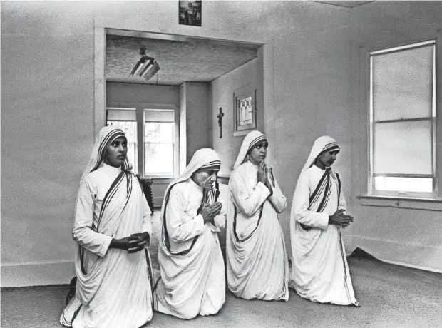  ?? MARY SCHROEDER/DETROIT FREE PRESS ?? From left, Superior Sister Fidellin, Mother Teresa, Sister John Janet and Sister Nalina pray June 22, 1979, in their new convent near St. Agnes Catholic Church.