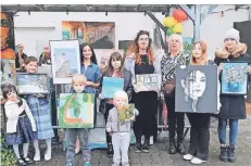  ?? RP-FOTO: C. HÖTZENDORF­ER ?? Zum dritten Mal gibt Claudia Lempertz (3.v.r.) Nachwuchsk­ünstlern die Möglichkei­t, sich in einer Ausstellun­g zu präsentier­en.