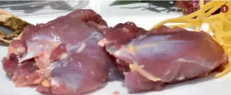  ??  ?? Per la preparazio­ne del sugo (per quattro persone) occorrono 400 grammi circa di polpa di anatra. La carne va tagliata a piccole fettine che vanno battute così da renderle sottilissi­me. Dopo una breve marinatura (leggera e aromatica), occorre rosolarle in padella da ambo le parti per cinque minuti senza olio. Quindi aggiungete­le al soffritto come indicato nella ricetta
1