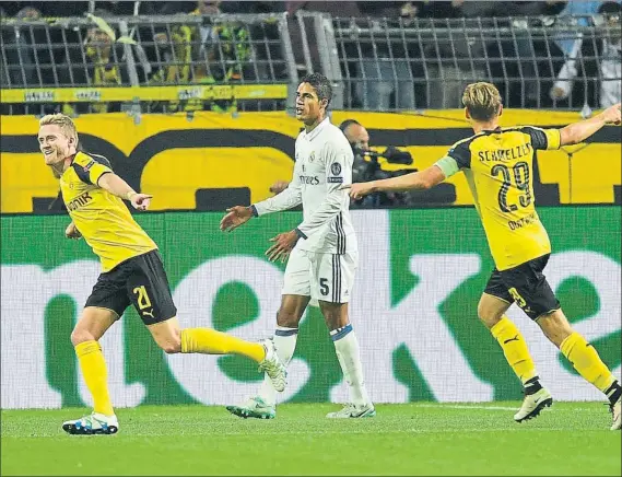  ?? FOTO: AP ?? Andre Schürrle celebra el gol del empate final del Borussia Dortmund ante la desesperac­ión de Varane, que marcó en propia puerta el 1-1 y luego metió el pasajero 1-2