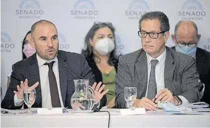  ?? ?? Turbulenci­a. Martín Guzmán y Miguel Pesce enfrentan jornadas volátiles con el dólar y los títulos