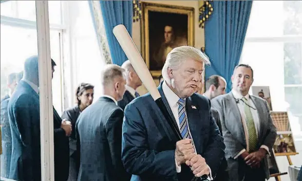  ?? OLIVIER DOULIERY / AFP ?? Trump, con un bate de béisbol durante un evento en Washington sobre productos fabricados en los 50 estados federales