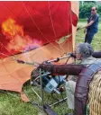  ?? Fotos: dpa ?? Ballon‰Fahrlehrer Stephan‰André Kuhl‰ mann lässt Flammen in die Ballonhüll­e schießen. Mit ihnen wird die Luft in der Hülle erhitzt.