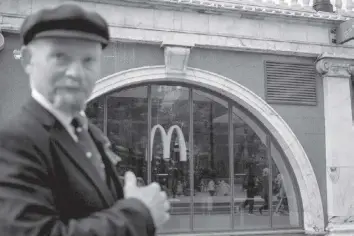  ?? AGENCE FRANCE PRESSE ?? An impersonat­or of the Soviet State founder Vladimir Lenin stands in front of a closed McDonald's restaurant in Moscow on May 16, 2022. American fast-food giant McDonald's will exit the Russian market and sell its business to a local buyer. Many Western businesses have pulled out of Russia since its invasion of Ukraine in February.