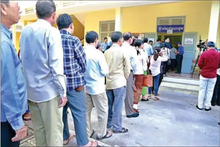  ?? HENG CHIVOAN ?? Citizens line up to vote in the Council Elections in the 3rd Mandate at the Yukunthor High School in Chamkarmon district’s Boeung Keng Kang II commune in the capital on Sunday.